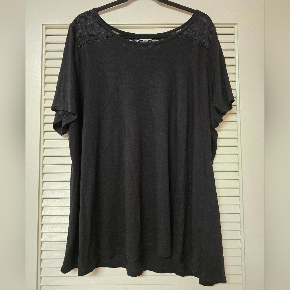 Avenue - (Plus-Size) Black Short-Sleeve Top With Floral Mesh Detail